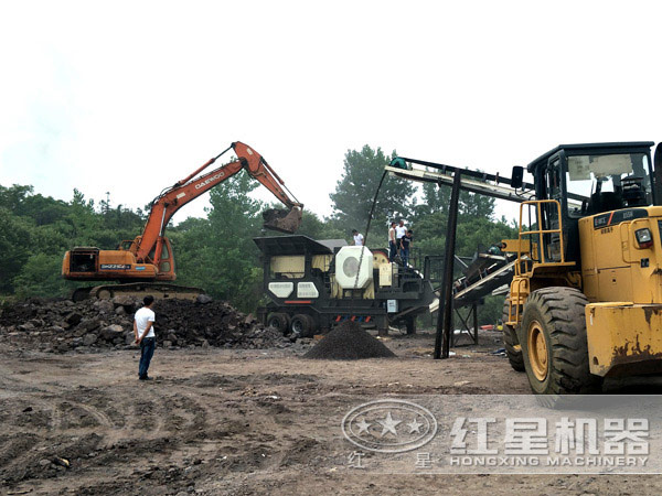 輪胎移動顎式破碎機作業(yè)現場